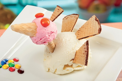 Lody waniliowe i truskawkowe z wafelkami "Paw"