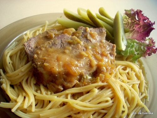 Łopatka pieczona, z cebulą i makaronem