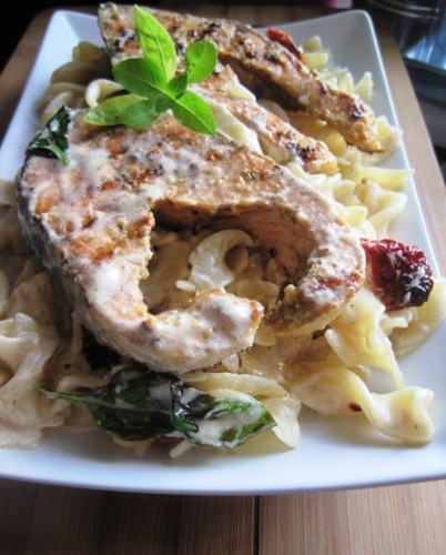 Łosoś grillowany na makaronie w sosie śmietankowym