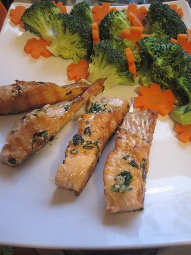 Przepis na Łosoś grillowany z sezamem i pietruszką Łosoś grillowany z sezamem i pietruszką