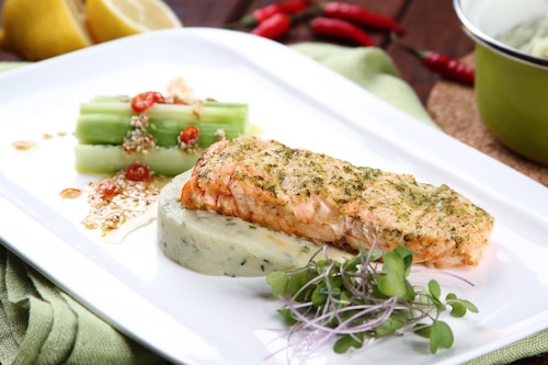 Łosoś na kalafiorowym puree z ogórkiem na ostro