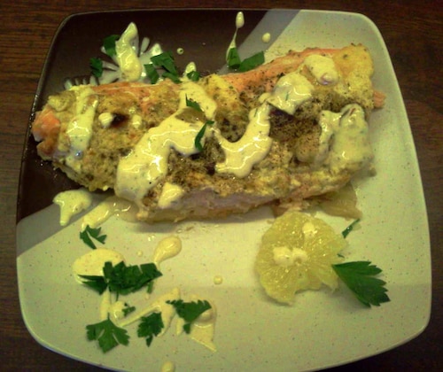 Łosoś norweski w sosie czosnkowo-śmietanowo-majonezowym