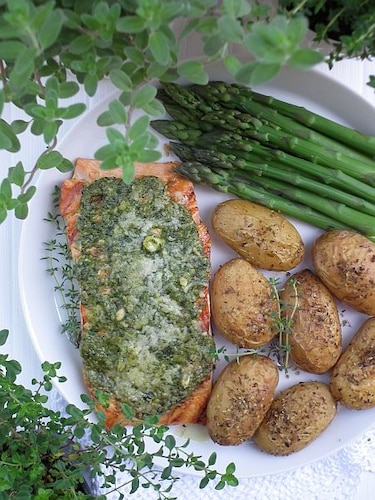 Łosoś pod pesto ze szparagami
