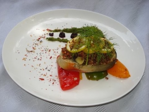 Łosoś pod pierzynką z kaszy gryczanej z musem z bakłażana 