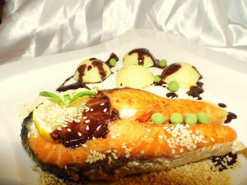 Łosoś smażony na maśle, podany z puree cytrynowym oraz pikantnym sosem czekol...