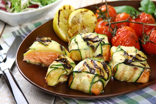 Łosoś z cukinią i pomidorami