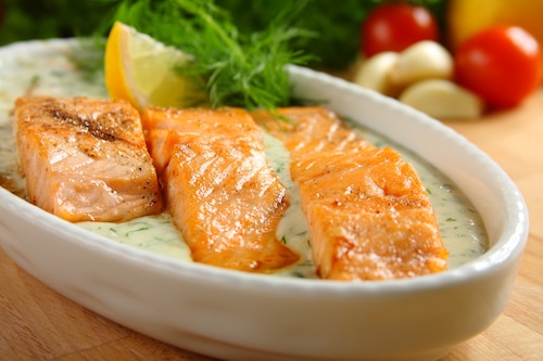 Łosoś w sosie koperkowym