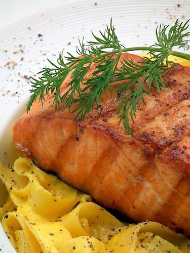 Przepis na Łosoś w sosie szafranowym Łosoś w sosie szafranowym