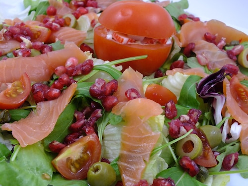 Przepis na Łosoś wędzony na sałacie z dressingiem z granatu Łosoś wędzony na sałacie z dressingiem z granatu