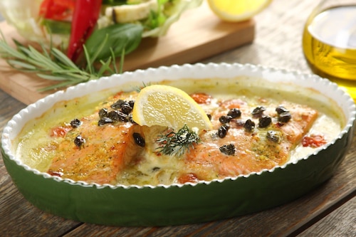 Przepis na Łosoś pieczony z koprem włoskim i pomidorami Łosoś pieczony z koprem włoskim i pomidorami