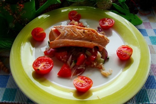 łosoś z ryżem i salsą z sosem paprykowym 