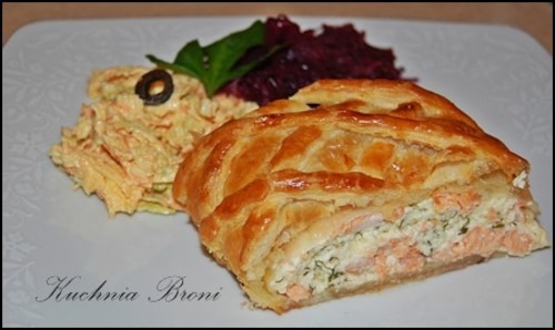 Łosoś z serkiem mascarpone w cieście francuskim