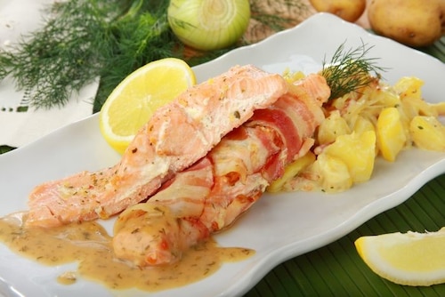 Przepis na Łosoś pieczony w boczku z sosem musztardowo-miodowym Łosoś pieczony w boczku z sosem musztardowo-miodowym