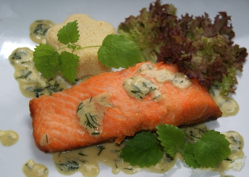 Łosoś z szparagowym sosem i kuskusem 