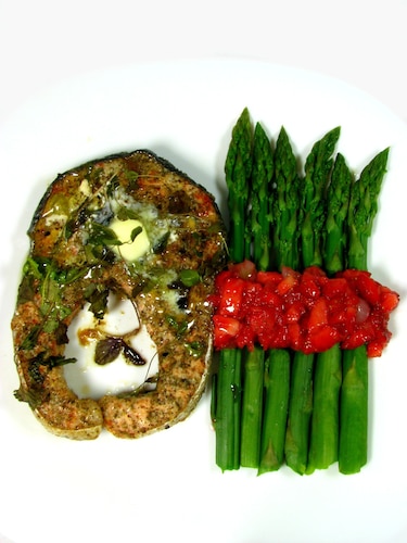 Przepis na Łosoś ze Szparagami i Truskawkową Salsą Łosoś ze Szparagami i Truskawkową Salsą