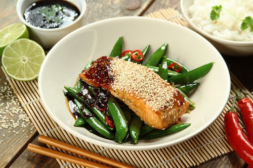 Przepis na Łosoś Teriyaki z sezamem i groszkiem cukrowym Łosoś Teriyaki z sezamem i groszkiem cukrowym