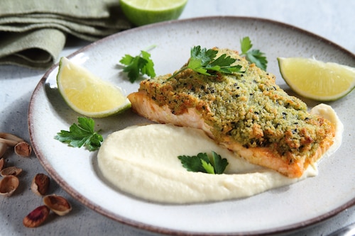 Przepis na Łosoś z pistacjową panierką na puree z kalafiora Łosoś z pistacjową panierką na puree z kalafiora