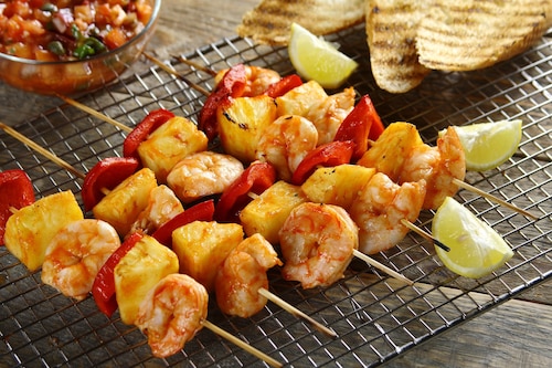 Grillowane szaszłyki z krewetkami, ananasem i pikantną salsą z kaparami