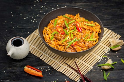 Makaron azjatycki chow mein z grzybami