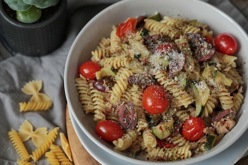 MAKARON Z ZIOŁAMI WŁOSKIMI TUŃCZYKIEM I CUKINIĄ 