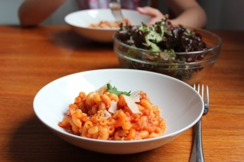 Makaron kolanka z mięsem mielonym w sosie pomidorowym i z parmezanem