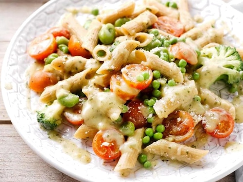 Makaron orkiszowy z bobem, groszkiem, brokułem i pomidorkami