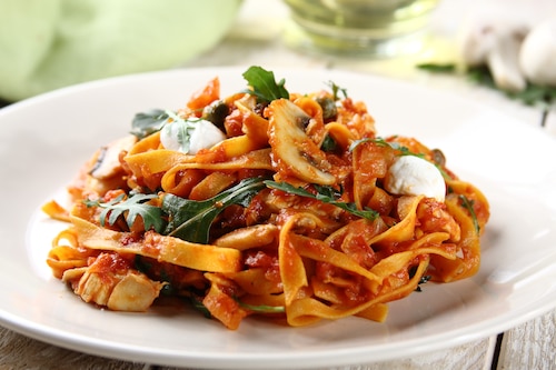 Makaron orkiszowy z rukolą i mozzarellą