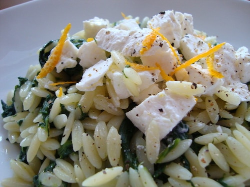 Przepis na Makaron orzo z liśćmi szpinaku i serem feta Makaron orzo z liśćmi szpinaku i serem feta