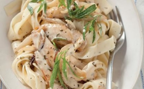 Przepis na Makaron pappardelle z kurczakiem i ziołami Makaron pappardelle z kurczakiem i ziołami