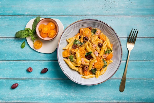 Przepis na Makaron penne z tuńczykiem, oliwkami i pomidorkami Makaron penne z tuńczykiem, oliwkami i pomidorkami