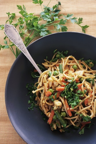 Makaron smażony z warzywami