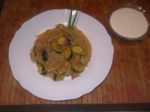 Przepis na Makaron sojowy z kurczakiem, duszoną cukinią i pomidorami Makaron sojowy z kurczakiem, duszoną cukinią i pomidorami