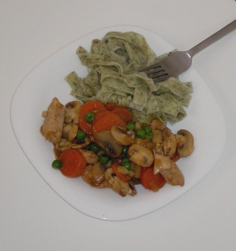 Makaron szpinakowy z potrawką z kurczaka