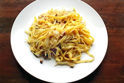 Przepis na Makaron tagliatelle z duszoną kapusta i wędzonym boczkiem Makaron tagliatelle z duszoną kapusta i wędzonym boczkiem