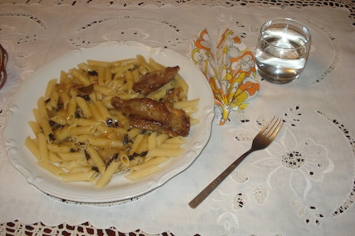 Przepis na Makaron w sobie grzybowym ze sztuką mięsa Makaron w sobie grzybowym ze sztuką mięsa