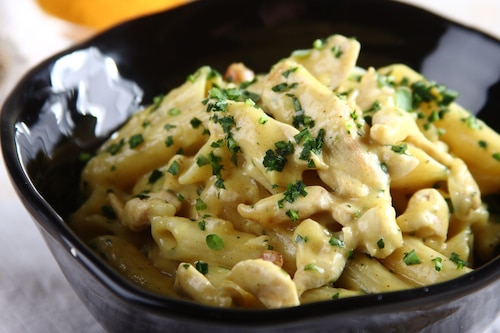 Makaron w sosie curry z kurczakiem 