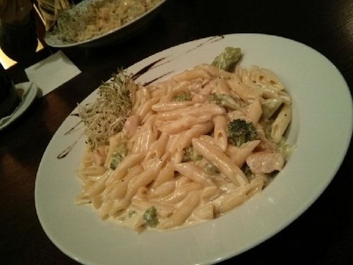 Przepis na Makaron z brokułami i kurczakiem w sosie śmietanowym Makaron z brokułami i kurczakiem w sosie śmietanowym