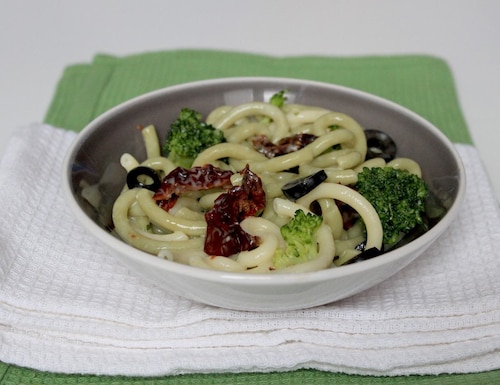 Przepis na Makaron z brokułami i suszonymi pomidorami w sosie serowym Makaron z brokułami i suszonymi pomidorami w sosie serowym