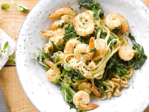 Przepis na Makaron z krewetkami i jarmużem Makaron z krewetkami i jarmużem