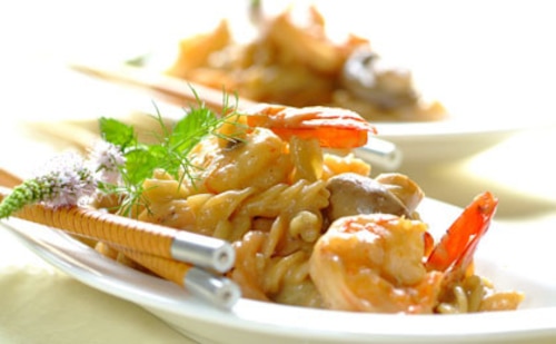 Przepis na Makaron z krewetkami i pieczarkami  Makaron z krewetkami i pieczarkami