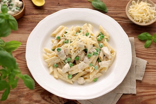 Makaron z kurczakiem i groszkiem