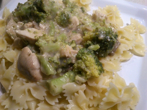 Makaron z kurczakiem w sosie śmietanowym z brokułami