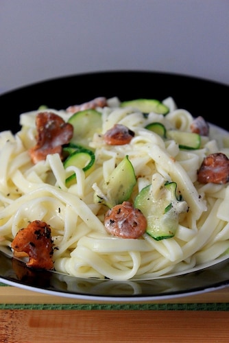 Makaron z kurkami i cukinią