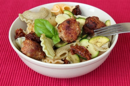 Przepis na Makaron z mięsnymi kulkami, cukinią i suszonymi pomidorami Makaron z mięsnymi kulkami, cukinią i suszonymi pomidorami