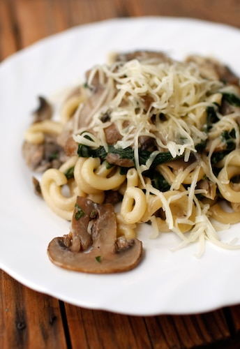 Makaron z pieczarkami i szpinakiem