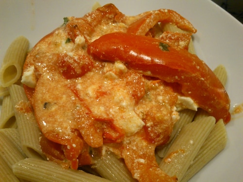 Przepis na Makaron z pieczoną papryką i fetą Makaron z pieczoną papryką i fetą