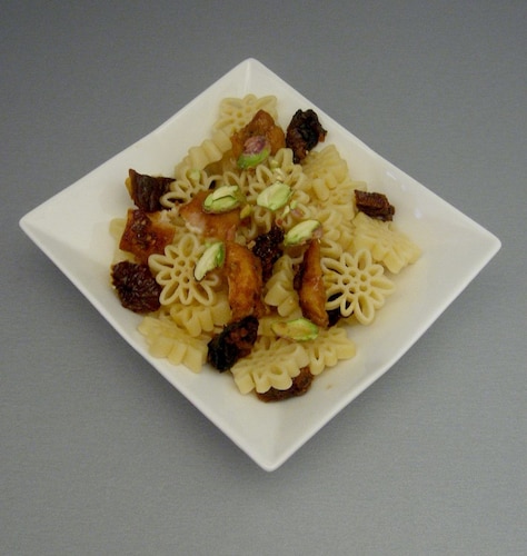 Przepis na Makaron z pieczonym kurczakiem i pistacjami Makaron z pieczonym kurczakiem i pistacjami