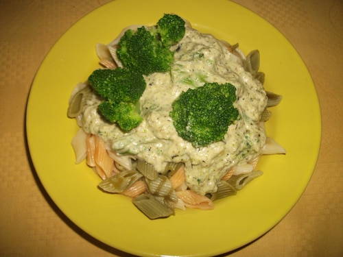 Makaron z sosem brokułowym