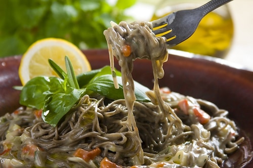 Przepis na Makaron z sosem carbonara i suszonymi pomidorami Makaron z sosem carbonara i suszonymi pomidorami