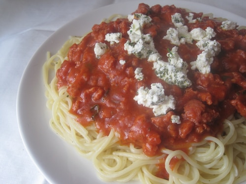 Makaron z sosem pomidorowym i serem